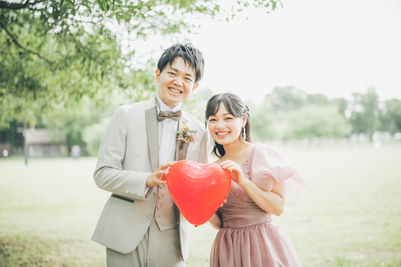 緑に映えるくすみピンク♡ナチュラルなロケーション撮影