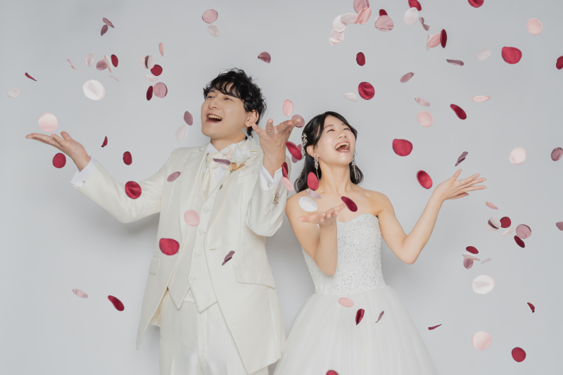 ドレスとタキシードの組み合わせで魅せる♡ふたりらしいウェディングフォト