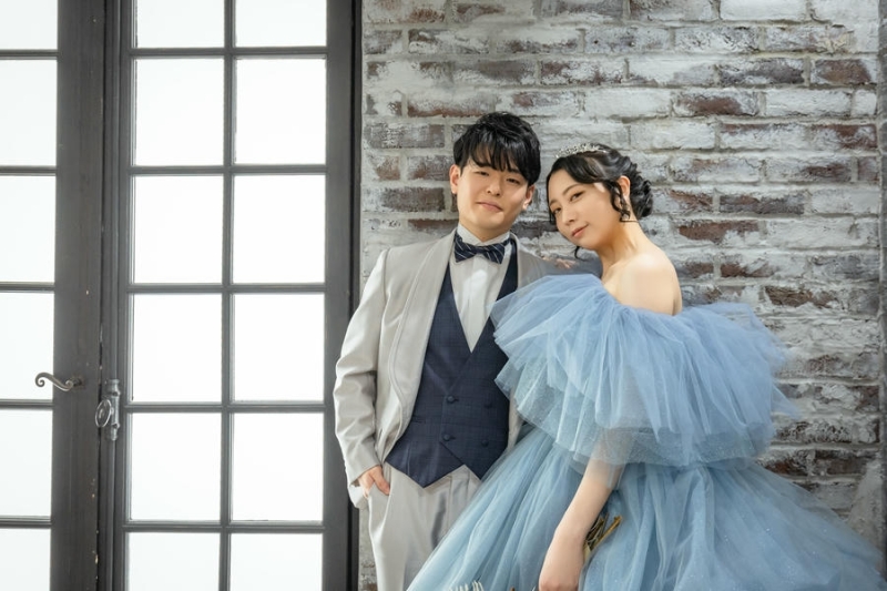 くすみブルーのティアードドレスが主役★の魅力をたっぷりご紹介