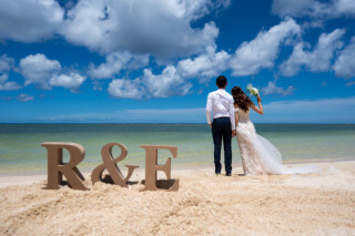 沖縄北谷町のビーチで叶える！ドローンを使ったフォトウェディングの魅力