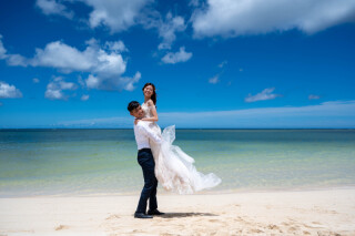 沖縄北谷町でのウェディングフォトに似合うドレスデザインは？