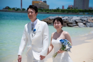 海&times;街のバランスが素敵な沖縄・北谷町でスタイリッシュなフォトウェディングを