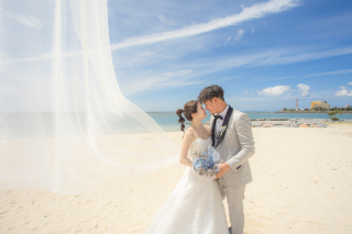 沖縄北谷町でのフォトウェディング｜気候と雰囲気に合ったドレス選び