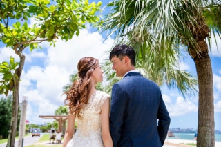 沖縄らしいフォトウェディングに似合うヘアアクセサリー