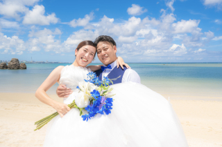 沖縄・北谷の風景と調和する柔らかメイクが鍵