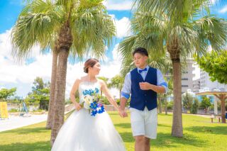 沖縄北谷町でのリラックスウェディングフォト