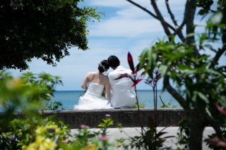 天気も味方にしてドラマティックなウェディンフォトを