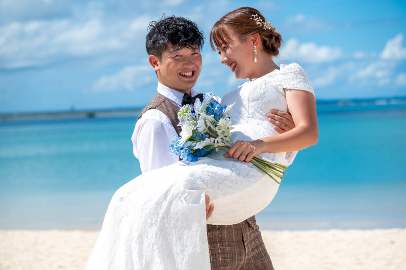 秋の光を引き立てる。北谷町フォトウェディングの衣裳&アクセサリー選び