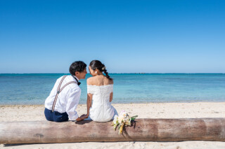 【北谷町フォトウェディング】砂浜に横たわる木と、ふたりの静かな時間