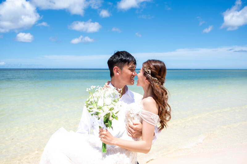 北谷町のサンセットビーチでのドラマチックなフォトウェディング