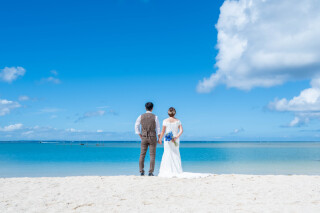 沖縄の風景にウェディングドレスが映える理由