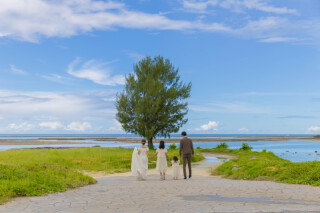 北谷町で小学生のお子さまと撮るフォトウェディングのポーズ例