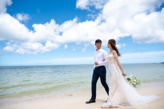 沖縄北谷町のビーチで映えるウェディングフォトポーズ