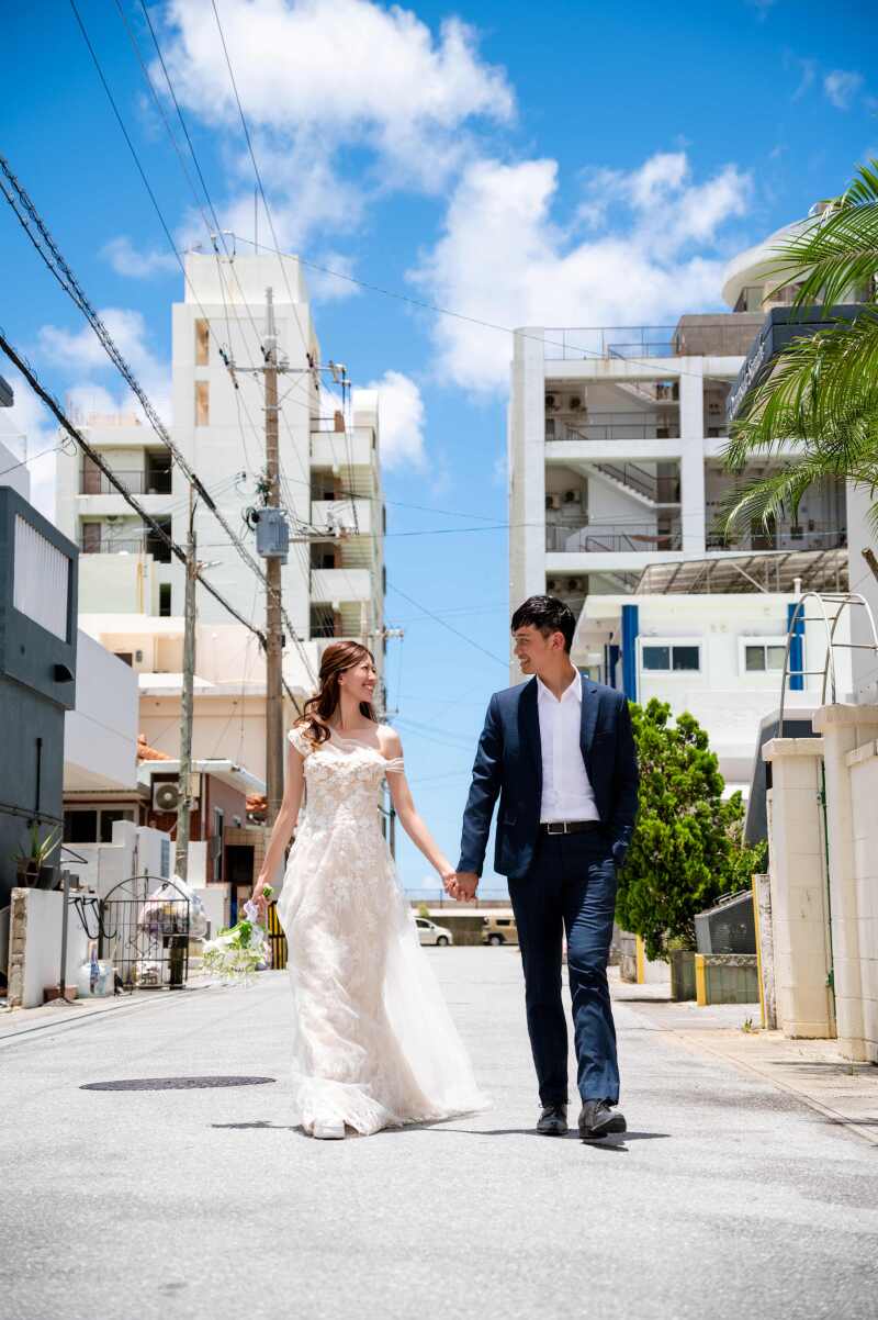 風に舞うドレスと、沖縄・北谷の光|ふわりと揺れる、幸せの瞬間