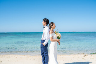 北谷町の海で残すー自然な仕草でおふたりの絆を引き立てる立ち姿