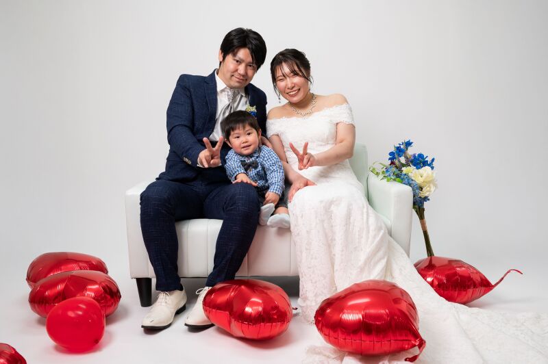 北谷町で小学生のお子さまと撮るフォトウェディングのポーズ例