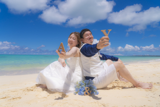 白と青のコントラストで爽やかに