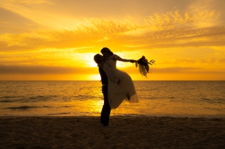 時間帯で表情が変わる、沖縄北谷町フォトウェディングの魅力