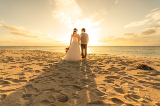 沖縄北谷町でドラマティックなウェディングフォトを撮るコツ