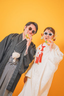 誰にも見られないから自然体。貸切スタジオで笑い合う二人の瞬間