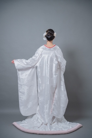 白無垢の裾直しもお任せ！美しいシルエットで写真に