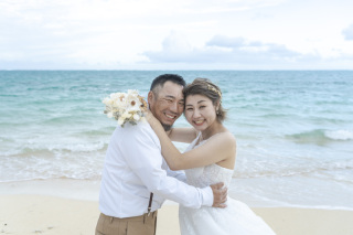 BlueSodaの撮影。親しい友人たちと一緒に写真を撮るように自然体の笑顔で。