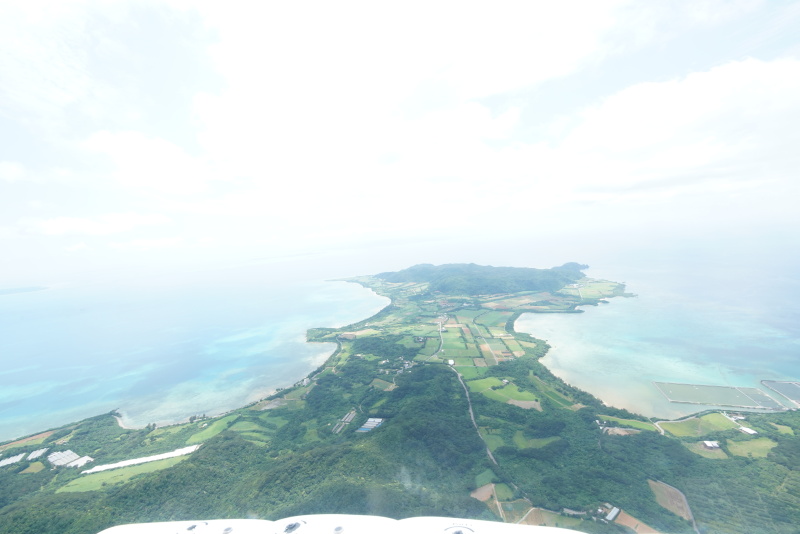 空飛ぶフォトウェディング。ヘリコプター遊覧のあるフォトツアー。