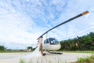 空飛ぶフォトウェディング。ヘリコプター遊覧のあるフォトツアー。
