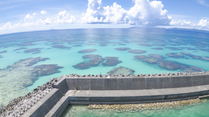 空から見る海は壮大です！ドローン撮影をフォトウエディングでも