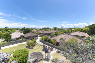 赤瓦の古民家の原風景が残る竹富島でフォトウエディングツアー！