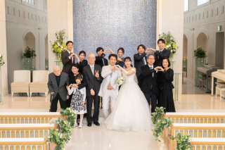 チャペルで家族と記念写真を