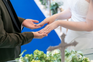 ブルーのバージンロードも素敵