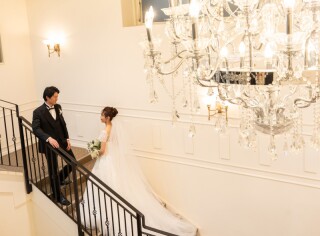 映画のワンシーンのような階段エスコート