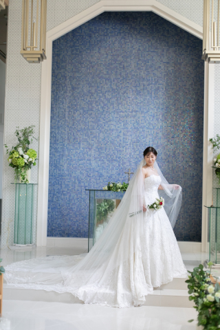 純白のウェディングドレスが引き立つチャペル♪