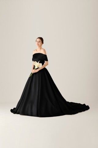 話題のブラックドレスをご紹介♪