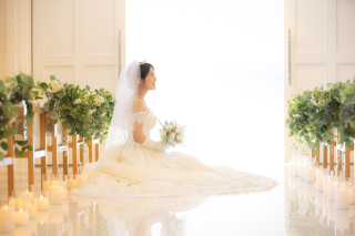 大理石のバージンロードに映る姿が素敵!