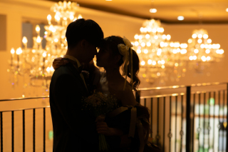 豪華シャンデリアのシルエットショット