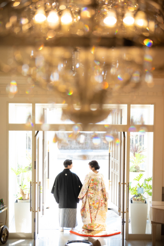 和装とシャンデリアの組み合わせショット♡