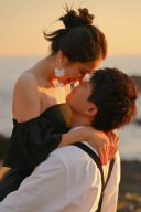 色鮮やかな夕日とお二人を