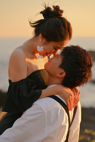 色鮮やかな夕日とお二人を