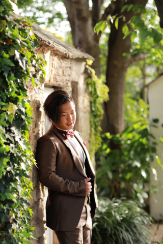 茶色のタキシード姿で！