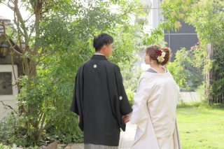 和装の際も手を繋いで…