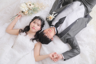 ウエディングドレスで寝ころびショット!