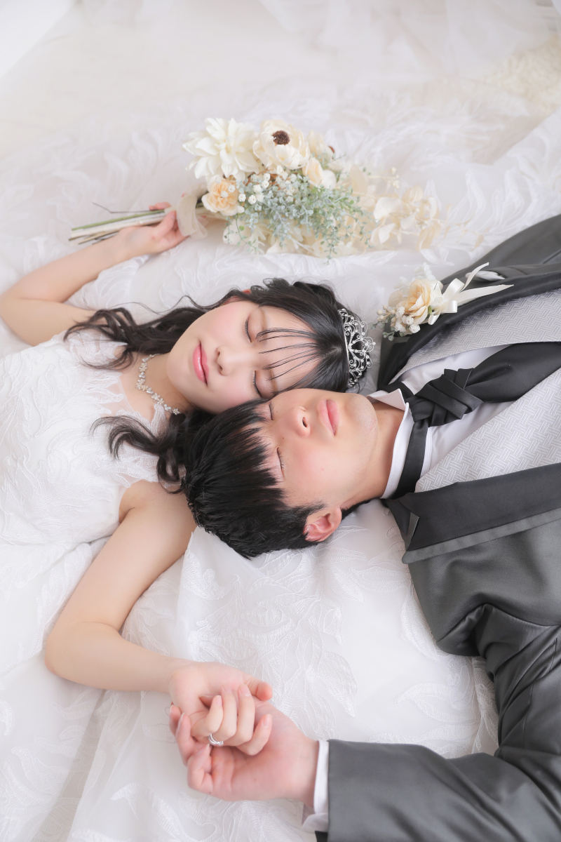 ウエディングドレスで寝ころびショット！