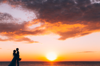 \ 海岸やビーチで夕日をバックにロケーション撮影 /