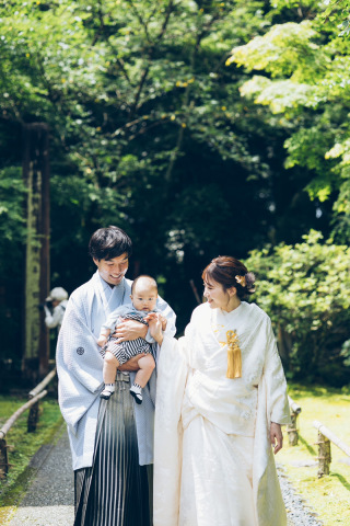 フォトウェディングではおふたりだけでなくご家族と一緒に撮影◎