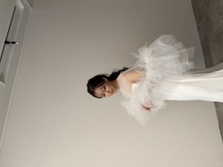 ふわふわしたチュールスカートが可愛いウェディングドレス３選