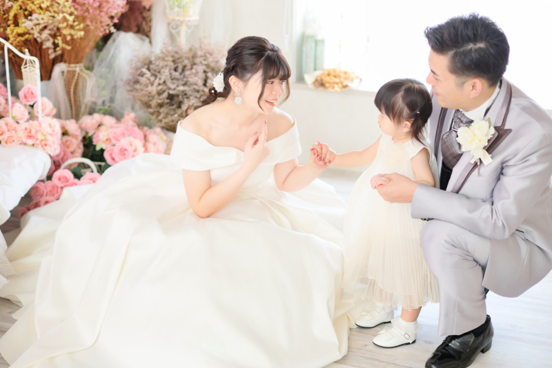 かわいい姫も一緒のスタジオフォトウェディング♪