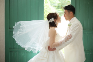 自然光をバックにナチュラルに見つめ合うお２人♡