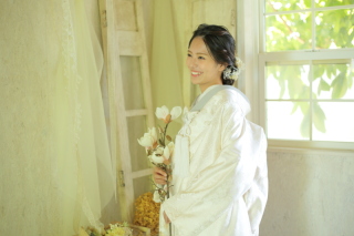 グレーの掛下合わせでおしゃれな和装スタイルかないます。